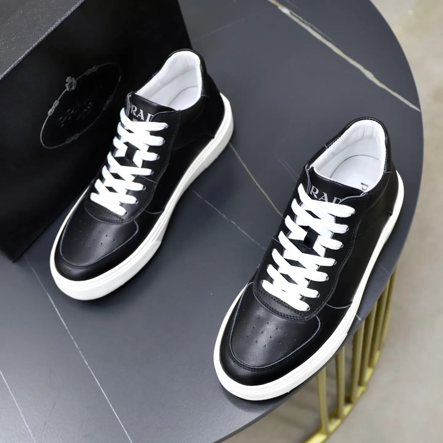 Ex-factory price: 460💰🙅‍♂️🙅‍♂️🙅‍♂️ Brand: PRADA Standard code: 38–44 (45 can be customized) Grade: Same as the official website Material: Original cowhide fabric Comfortable pigskin lining Lightweight wear-resistant outsole Style category: Men's fashionable casual shoes and boots Running sneakers Distinguished luxury brand elements Top luxury Color: actual picture color